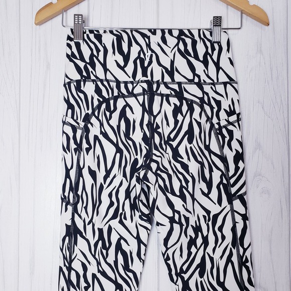 ZYIA Active Size 6-8 Safari Brilliant  Zebra Print Hi-Rise 7/8 Leggings Pockets - Picture 5 of 10